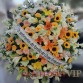 (VIP-25)COROA DE FLORES COM FLORES COR CHÁ, BRANCO E AMARELAS